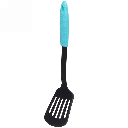 Лопатка кухонная пластиковая с прорезями Гурман узкая_3