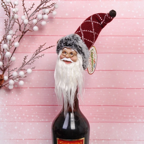 Украшение на бутылку Дед Мороз 15 см, бордовый колпачок_3